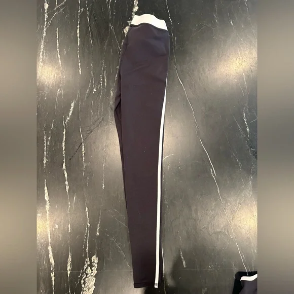 ALO High Waisted Streamline Legging - Picture 2 of 6